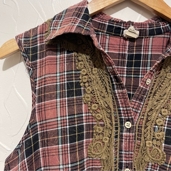 Gimmicks by Buckle mauve plaid lace-trim sequins button-up top (small) - Picture 3 of 6